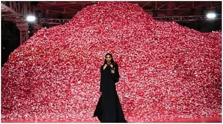 2 லட்சம் ஆணுறைகளுக்கு மத்தியில் நடைபெற்ற பேஷன் ஷோ.. குவியும் பாராட்டு.. பின்னணி என்ன ? 