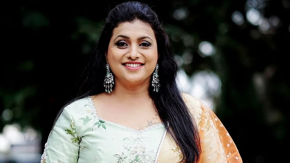 அமைச்சர் ரோஜா செருப்பை கையில் எடுத்து வந்த ஊழியர்.. பரவிய வீடியோவுக்கு ஊழியர் கொடுத்த விளக்கம் என்ன ?