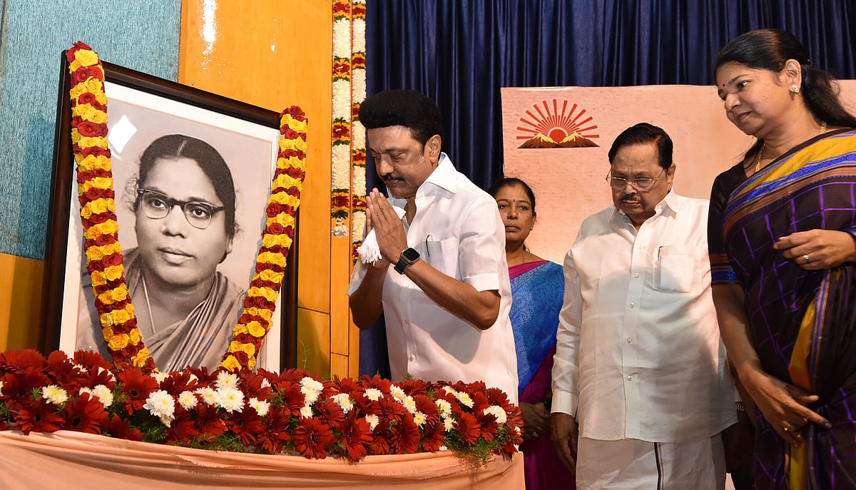 அரசியலுக்கு வரும் பெண்களுக்கு அன்னை சத்தியவாணி முத்து ஒரு பாடம்.. -நூற்றாண்டு விழாவில் முதல்வர் புகழாரம்!