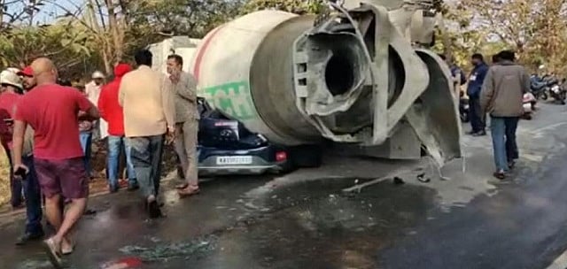 நடுரோட்டில் கவிழ்ந்த கான்கிரீட் லாரி.. அப்பளம் போல் நொறுங்கிய கார்: தாய் - மகளுக்கு நடந்த துயரம்!