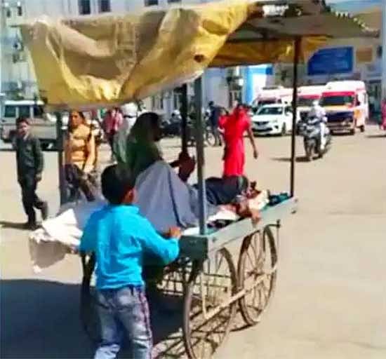 உடல்நிலை சரியில்லாத தந்தை.. 3 கி.மீ  தள்ளுவண்டியில் வைத்து தள்ளிச்சென்ற 6 வயது சிறுவன்: ம.பியில் அவலம்!