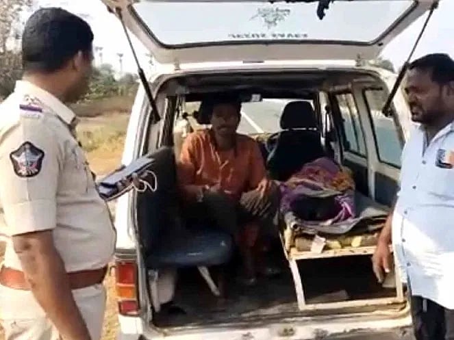 இறந்த மனைவியை மாநிலம் விட்டு மாநிலம் தூக்கி வந்த கூலித் தொழிலாளி.. ஆந்திராவை உலுக்கிய சோகநிகழ்வு ! 