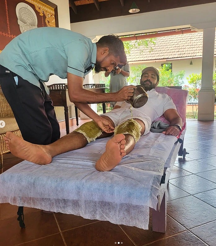 முழங்காலில் கட்டு.. அருண் விஜய்க்கு ஆயுர்வேத சிகிச்சையா..! - வெளியான புகைப்படத்தால் ரசிகர்கள் அதிர்ச்சி !