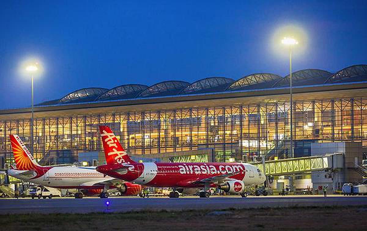 விமானநிலையம் வருவதற்கு தாமதம்.. இளைஞர் சொன்ன ஒரு வார்த்தையால் பதறிப்போன ஹைதராபாத் விமான நிலையம்!