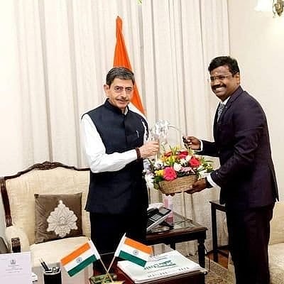 “உனக்கு அவ்வளவு திமிரா? நான் யார் தெரியுமா?” : கால் டாக்சி ஓட்டுநரை தாக்கிய ஆளுநரின் ஆலோசகர் மீது புகார்!