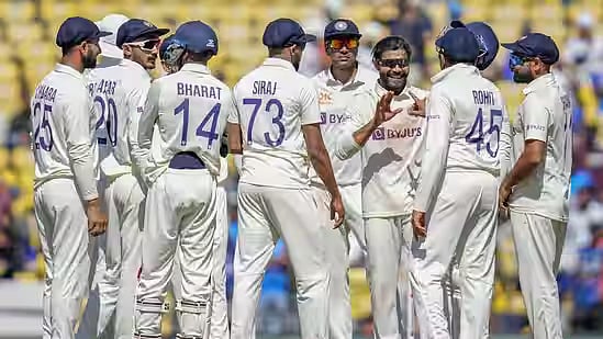 அப்பட்டமாக மீறப்பட்ட ICC விதி.. மூன்றாவது நடுவரால் பரிதாபமாக ஆட்டமிழந்த விராட் கோலி.. நடந்தது என்ன ?