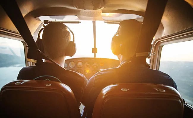 பறந்துகொண்டிருந்தபோதே பிரிந்த உயிர்..விமான பயிற்சியாளருக்கு நேர்ந்த சோகம்..விளையாடுவதாக நினைத்த சக விமானி