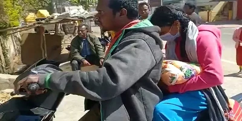ஆந்திரா :இறந்துபோன குழந்தை.. ஆம்புலன்ஸ் இல்லாததால் 120 கி.மீ ஸ்கூட்டியில் சடலத்தை கொண்டுசென்ற பெற்றோர் !