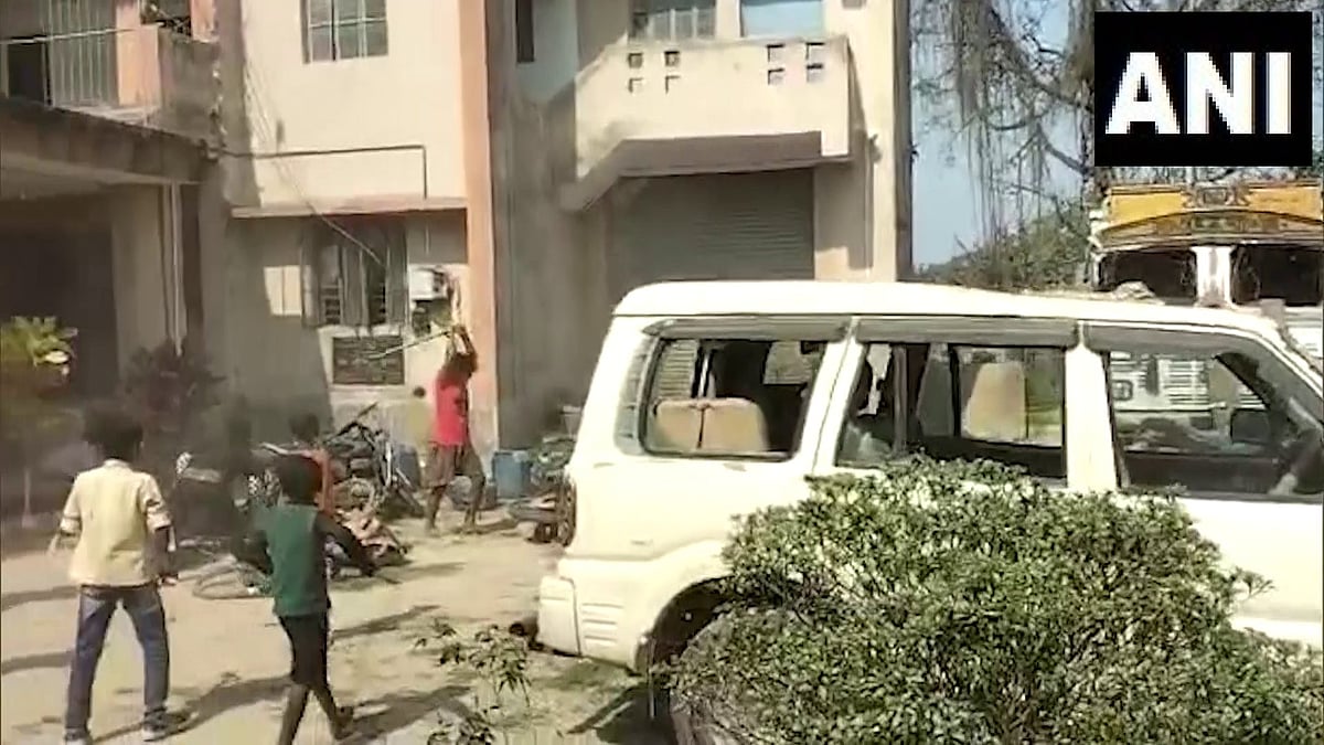 துப்பாக்கியால் இளைஞர் சுட்டு கொலை.. காவல் நிலையத்தை சூறையாடிய கிராம மக்கள்.. பீகாரில் அதிர்வலை !