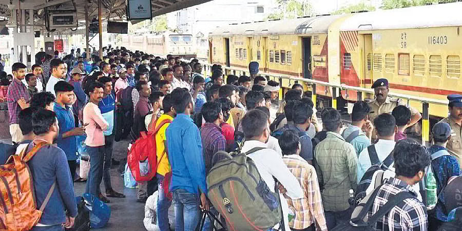 முன்பதிவு பெட்டியில் TICKET இல்லாமல் பயணம் செய்த கும்பல்: நடுவழியில் இறக்கிவிட்ட ரயில்வே போலிஸார்!