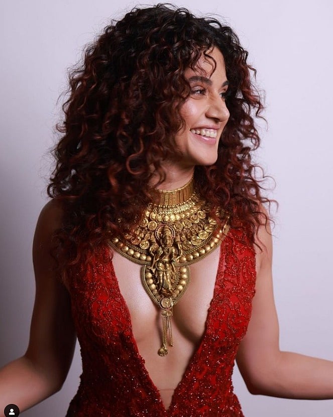 நெக்லஸ் அணிந்து மாஸாக போஸ் கொடுத்த டாப்ஸி.. ஆத்திரத்தில் புகார் கொடுத்த பாஜக MLA மகன்.. நடந்தது என்ன ?