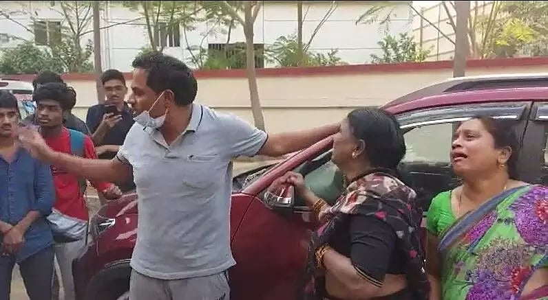 தெலுங்கானா: "அம்மா மன்னியுங்கள், என்னால் இந்த சித்திரவதையை தாங்கமுடியவில்லை"-கடிதம் எழுதி மாணவர் தற்கொலை!