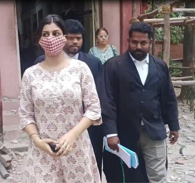 கைது செய்ய உத்தரவிட்ட நீதிமன்றம்.. அலறி அடித்து சென்ற யாஷிகா.. ஆனால் ஆஜராகவில்லை ! - எதனால் தெரியுமா?