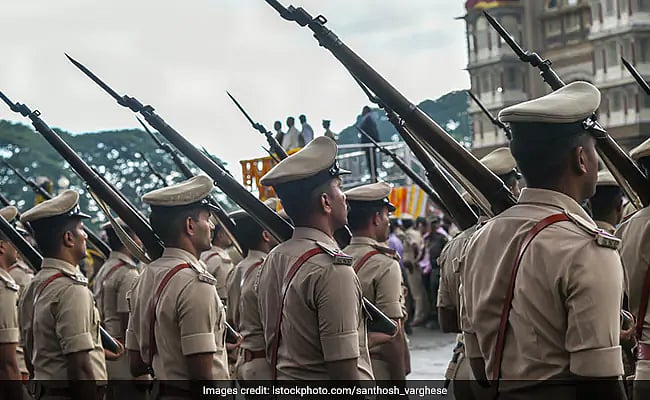 மிசோரம் : மது அருந்துவதை போட்டுக்கொடுத்ததால் ஆத்திரம்.. போலீசே போலீசை 15 முறை சுட்டுக்கொன்ற கொடூரம் !