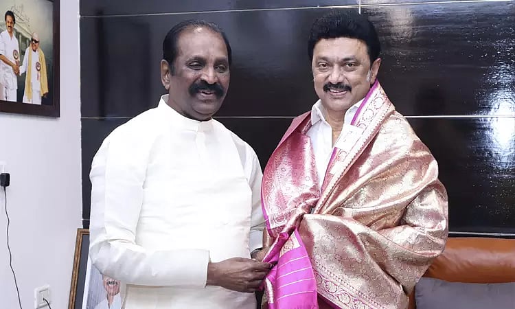 “மு.க.ஸ்டாலினின் திராவிட மாடல் என்ற கேடயம் தான் இந்துத்துவாவை எதிர்கொள்ள சரியானது” : வைரமுத்து பாராட்டு!