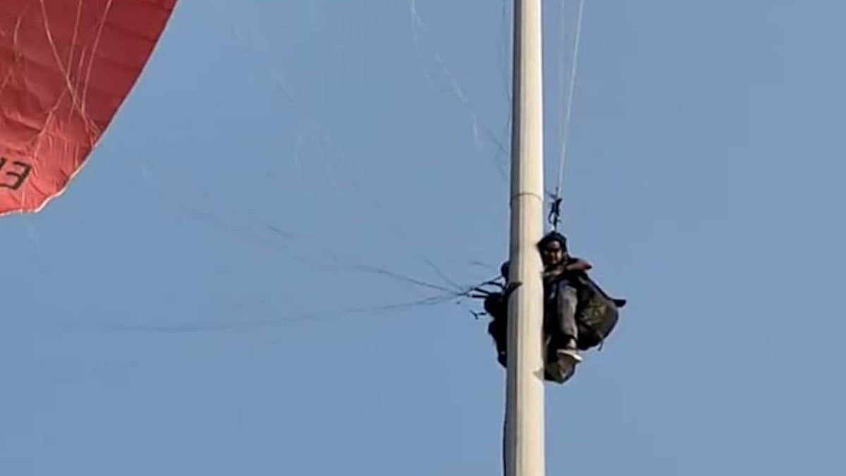 50 அடி உயர மின் கம்பத்தில் 2 மணி நேரம் தொங்கிய இருவர்.. Paragliding சாகசத்தின்போது நடந்த விபரீதம்!