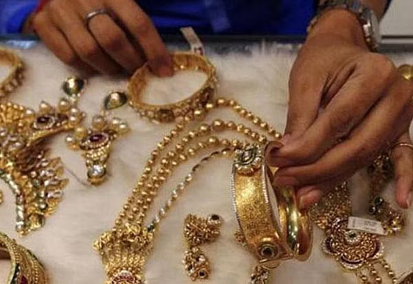 கோயில் நகைகளை திருடிய அர்ச்சகர் கைது.. 6 கிராம் தங்க நகைகள், 1 கிலோ வெள்ளி பறிமுதல் - போலிஸ் அதிரடி!