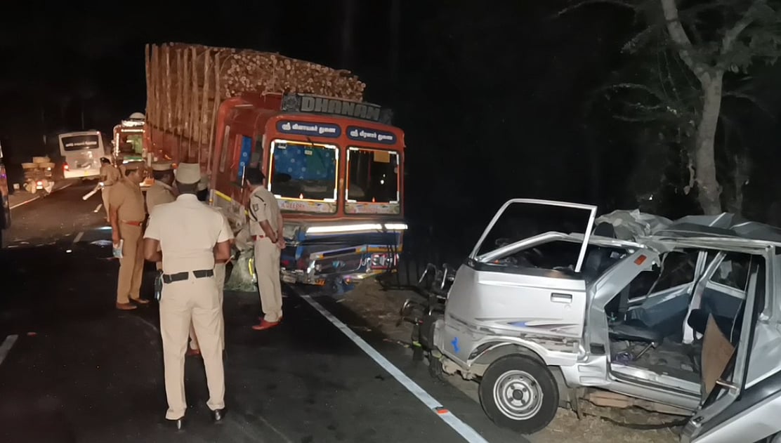 நேருக்கு நேர் மோதிக்கொண்ட விறகு லாரி-ஆம்னி கார்.. அதிகாலையில் நிகழ்ந்த கோரத்தில் 6 பேருக்கு நேர்ந்த சோகம்