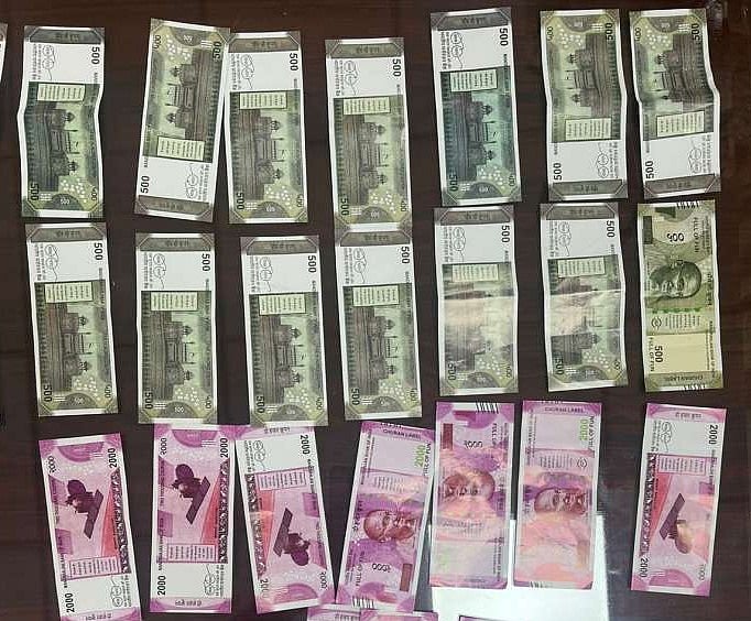 Farzi வெப் தொடர் பாணியில் சாலையில் பணத்தை வீசிய பிரபல youtubers.. பின்னர் நடந்தது என்ன?