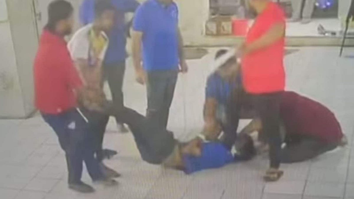 குஜராத் :சிகிச்சைக்கு வந்த இளைஞரை கட்டிவைத்து அடித்த ஊழியர்கள்.. இறுதியில் செய்த கோடூரத்தால் பறிபோன உயிர்