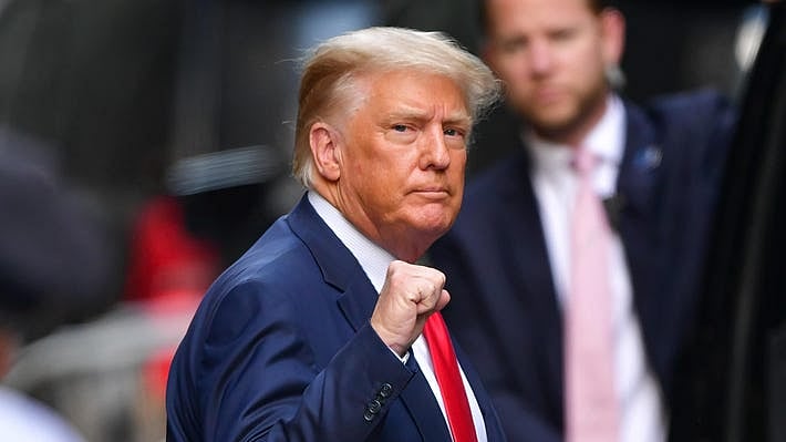 டிரம்ப்பை தெருவில் இழுத்துச்சென்ற போலிஸார்.. இணையத்தில் பரவும் புகைப்படம்.. உண்மை நிலை என்ன ? 