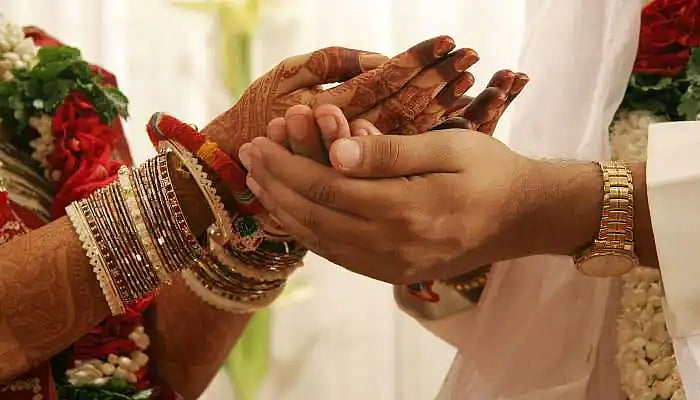 பழிக்குப் பழி.. மனைவியை காதலித்தவரின் மனைவியை திருமணம் செய்த கணவன்.. பின்னணியில் ஷாக் !