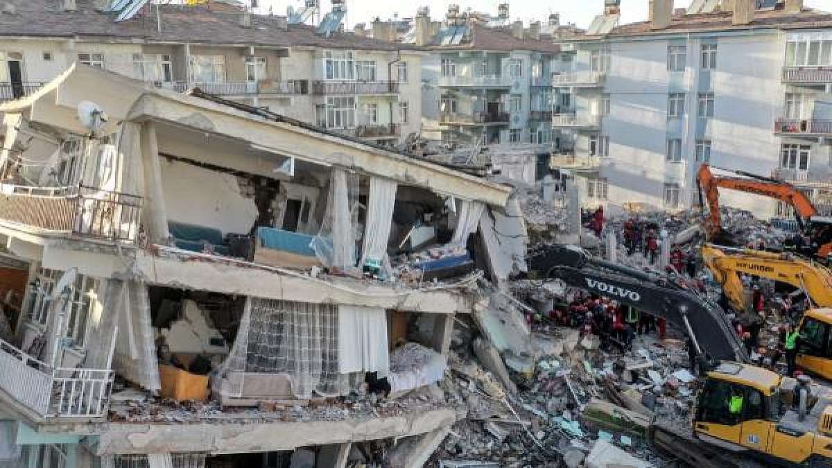 நிலநடுக்கத்தை தொடர்ந்து துருக்கியில் வரலாறு காணாத கனமழை.. வெள்ளத்தில் சிக்கி 14 பேர் பலி.. பலர் மாயம் !