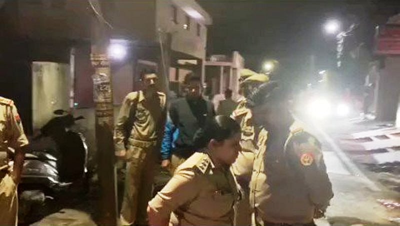 சொந்த இடத்தில் தொழுகை நடத்தியவருக்கு நோட்டீஸ்.. இந்துத்துவ அமைப்பின் புகாரால் உ.பி போலிஸ் நடவடிக்கை !