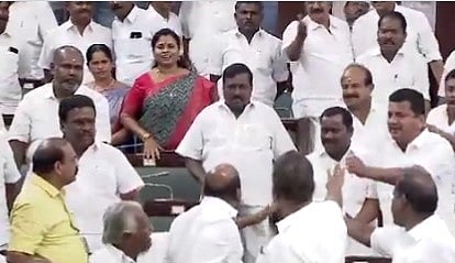 சட்டப்பேரவையில் மோதிக்கொண்ட EPS - OPS அணியினர்.. வேட்டியை மடித்தபடி அடிக்கப்போன மனோஜ் பாண்டியன்!