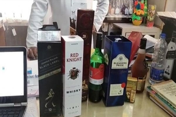 பள்ளியில் கண்டறியப்பட்ட ஆணுறை, மதுபானம், படுக்கைகள்.. பாஜக ஆளும் மாநிலத்தின் மற்றொரு அவலநிலை !