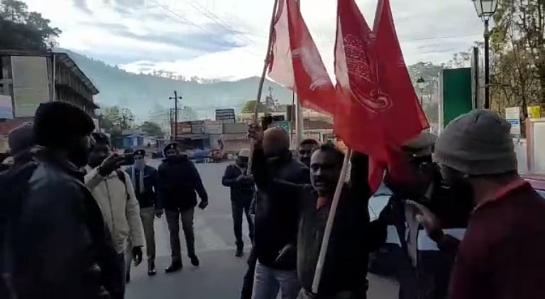 “RN.ரவி தமிழ்நாட்டை விட்டு வெளியேற வேண்டும்..” : ஆளுநரைக் கண்டித்து இடதுசாரி கட்சிகள் போராட்டம் !