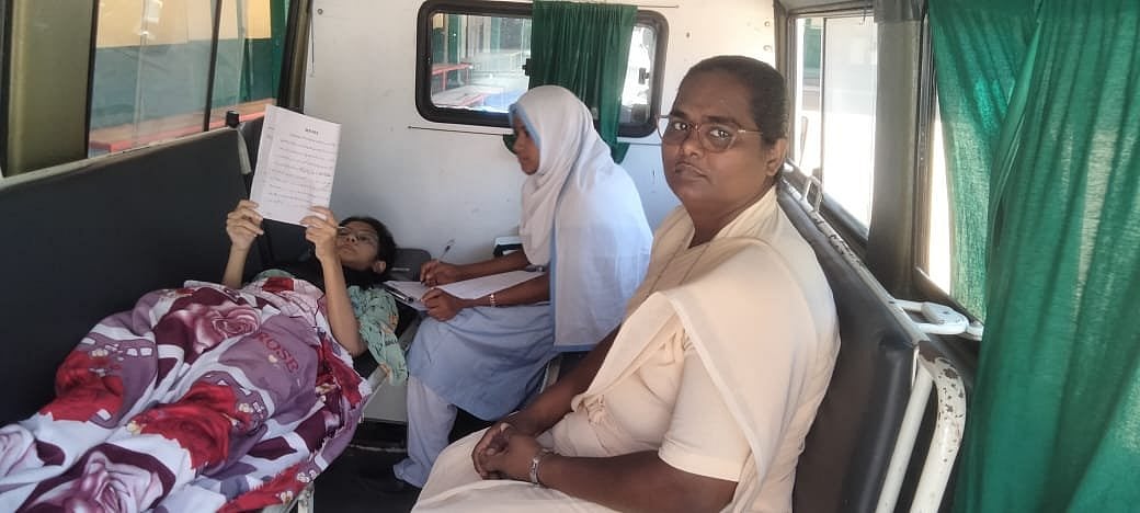 Ambulanceல் வைத்து பொது தேர்வு எழுதிய மும்பை மாணவி.. சாலையில் சென்ற வாகன ஓட்டுநரின் அலட்சியத்தால் சோகம் !