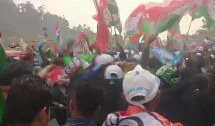 பாஜகவுக்கு ஆதரவு தெரிவித்த MLA-க்கள்.. கட்சி தொண்டர்களால் தீ வைக்கப்பட்ட அலுவலகம்.. மேகாலயாவில் பரபரப்பு!