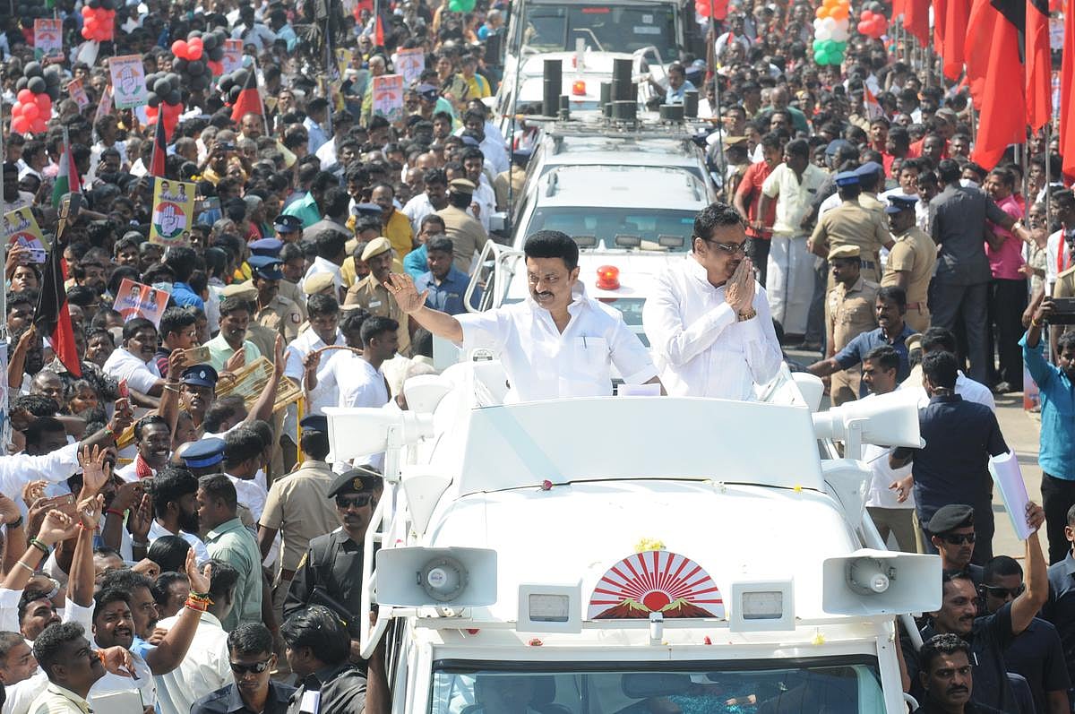 இந்த மீச வச்ச.. இனிமேல் இப்படி பேசுனா எப்படி அடி விழும் என காட்டிய ஈரோடு கிழக்கு தொகுதி மக்கள் !