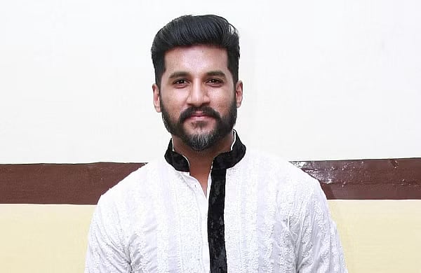 பாடகர் விஜய் யேசுதாஸ் வீட்டில் 60 சவரன் தங்க, வைர நகைகள் மாயம்.. வீட்டு பணியாளர்கள் மீது சந்தேகம் !