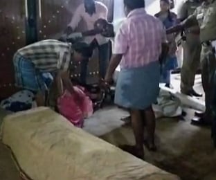 திடீரென படுக்கையில் பற்றிய தீ.. உறங்குவதற்காக மெழுகுவர்த்தி பற்ற வைத்த மூதாட்டிக்கு நேர்ந்த சோகம் !