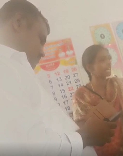 பள்ளிக்குள் புகுந்து ஆசிரியர் மீது தாக்குதல் நடத்திய குடும்பம்.. 3 பேரை கைது செய்த போலிஸ்!