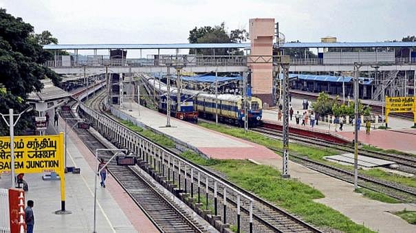 முன்பதிவு பெட்டியில் TICKET இல்லாமல் பயணம் செய்த கும்பல்: நடுவழியில் இறக்கிவிட்ட ரயில்வே போலிஸார்!