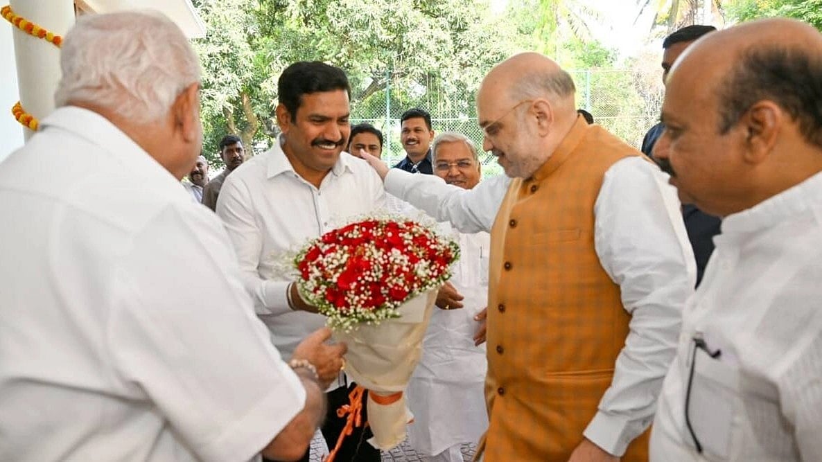 ”உங்க மகன்கிட்ட பூங்கொத்த கொடுங்க”.. எடியூரப்பாவை அவமதித்தாரா அமித்ஷா? : நடந்தது என்ன?