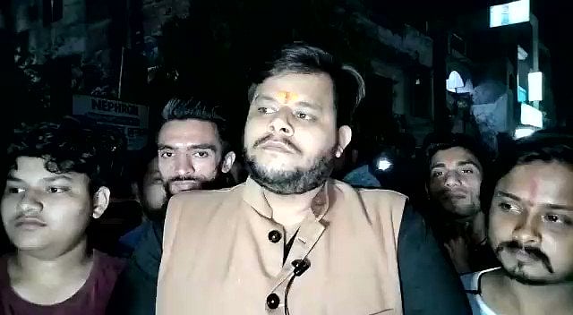 சொந்த இடத்தில் தொழுகை நடத்தியவருக்கு நோட்டீஸ்.. இந்துத்துவ அமைப்பின் புகாரால் உ.பி போலிஸ் நடவடிக்கை !