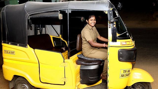 கோவையின் முதல் பெண் பேருந்து ஓட்டுநர்.. தடைகளை கடந்து லட்சியத்தை எட்டிய பட்டதாரி இளம்பெண் ! 