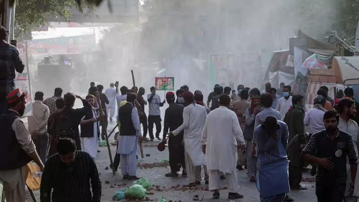 இம்ரான் கான் வீட்டு கதவு புல்டோசர் மூலம் இடிப்பு.. 10 ஆயிரம் போலிஸாரால் அடித்து விரட்டப்பட்ட தொண்டர்கள் !