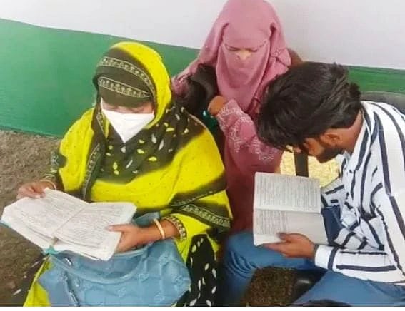 ஒரே நேரத்தில் 10ம் வகுப்பு தேர்வு எழுதிய தாய்-மகன்: ஊந்துகோலாக இருந்த மகள்.. மேற்கு வங்கத்தில் நெகிழ்ச்சி