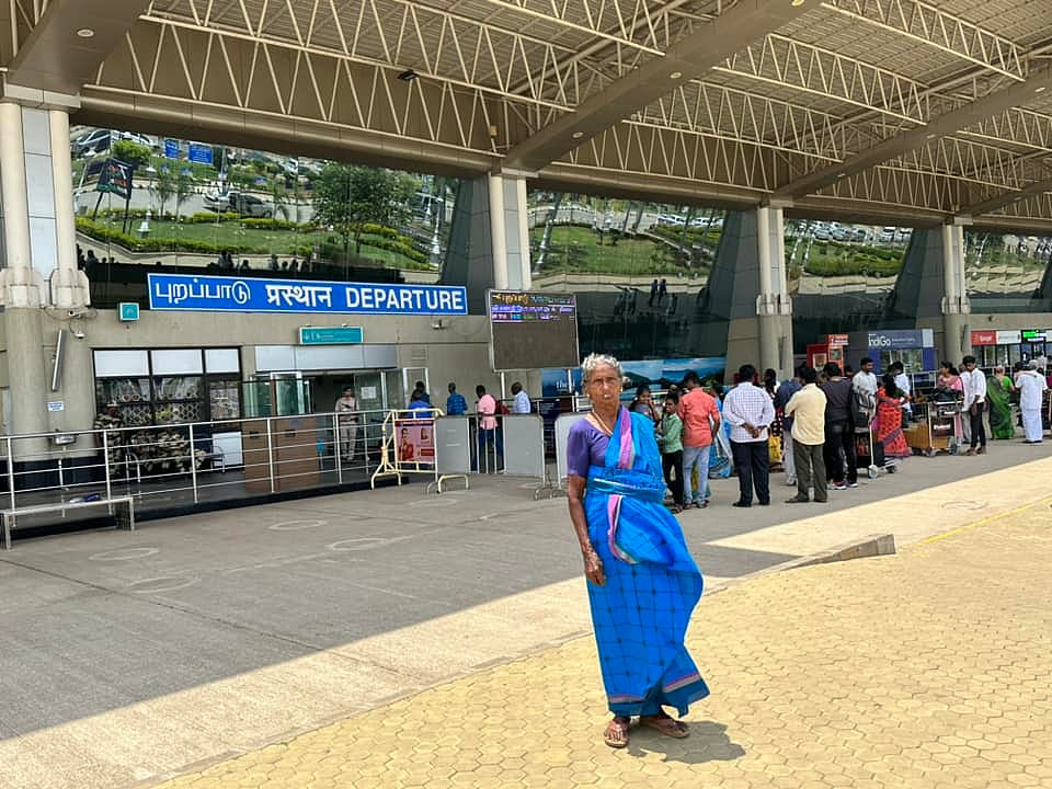 ‘காசு ரொம்ப செலவாச்சாப்பா’: அழகாய் அன்பாய் அம்மாவின் முதல் விமானப் பயணம் - கனவை நிறைவேற்றிய தமிழக இளைஞர்!