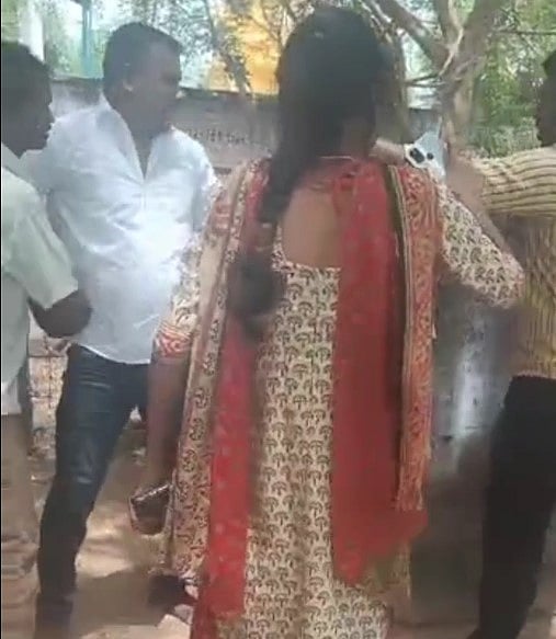 பள்ளிக்குள் புகுந்து ஆசிரியர் மீது தாக்குதல் நடத்திய குடும்பம்.. 3 பேரை கைது செய்த போலிஸ்!