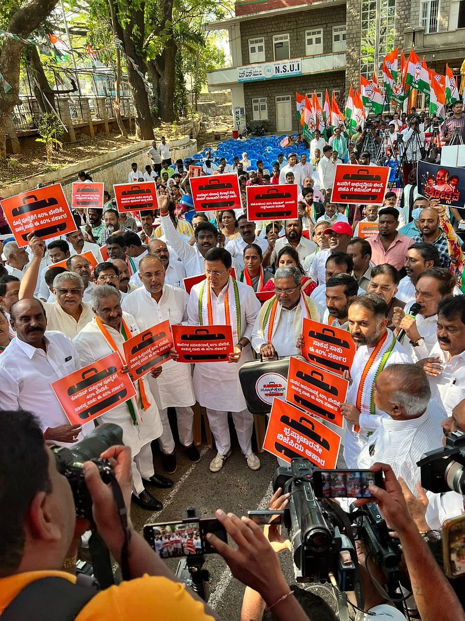 பாஜக MLA வீட்டில் சிக்கிய ரூ. 6 கோடி.. கைது செய்ய கோரி போராடிய முன்னாள் முதல்வர் சித்தராமையா கைது! 