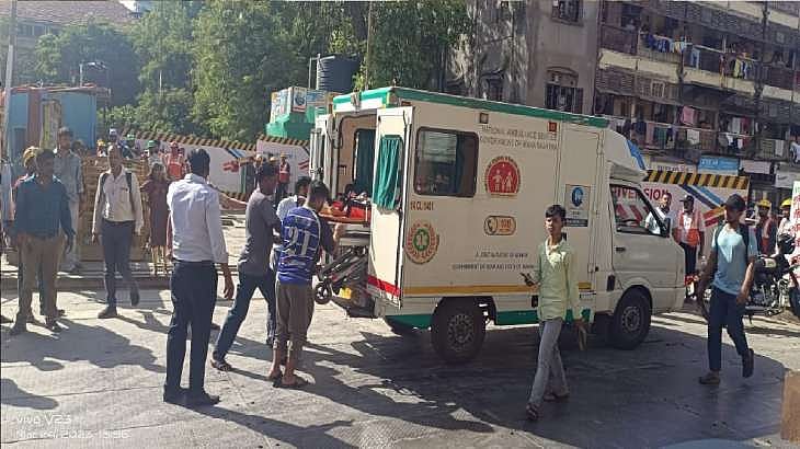 மனைவி பிரிந்து சென்றதால் ஆத்திரம்.. பக்கத்து வீட்டுக்காரர்களை குத்தி கொன்ற கணவர்.. மும்பையில் அதிர்வலை !