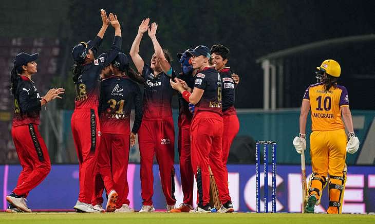 முடிவுக்கு வந்த தொடர் தோல்வி.. ஒருவழியாக மகளிர் ஐபிஎல் தொடரின் முதல் வெற்றியை பதிவு செய்த பெங்களூரு !