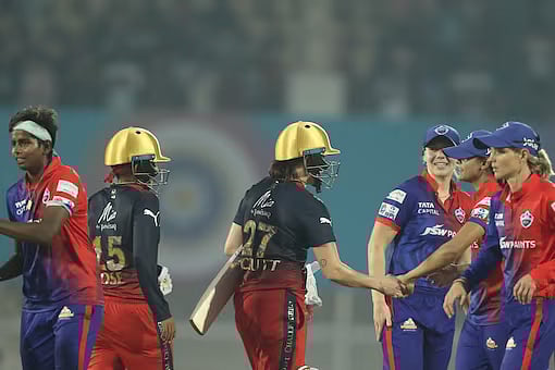 ஆண்கள் IPL-ஐ மிஞ்சிய மகளிர் IPL.. இறுதி 3 ஓவர்களில் 52 ரன்களை விரட்டி உ.பி வாரியர்ஸ் அபார வெற்றி !