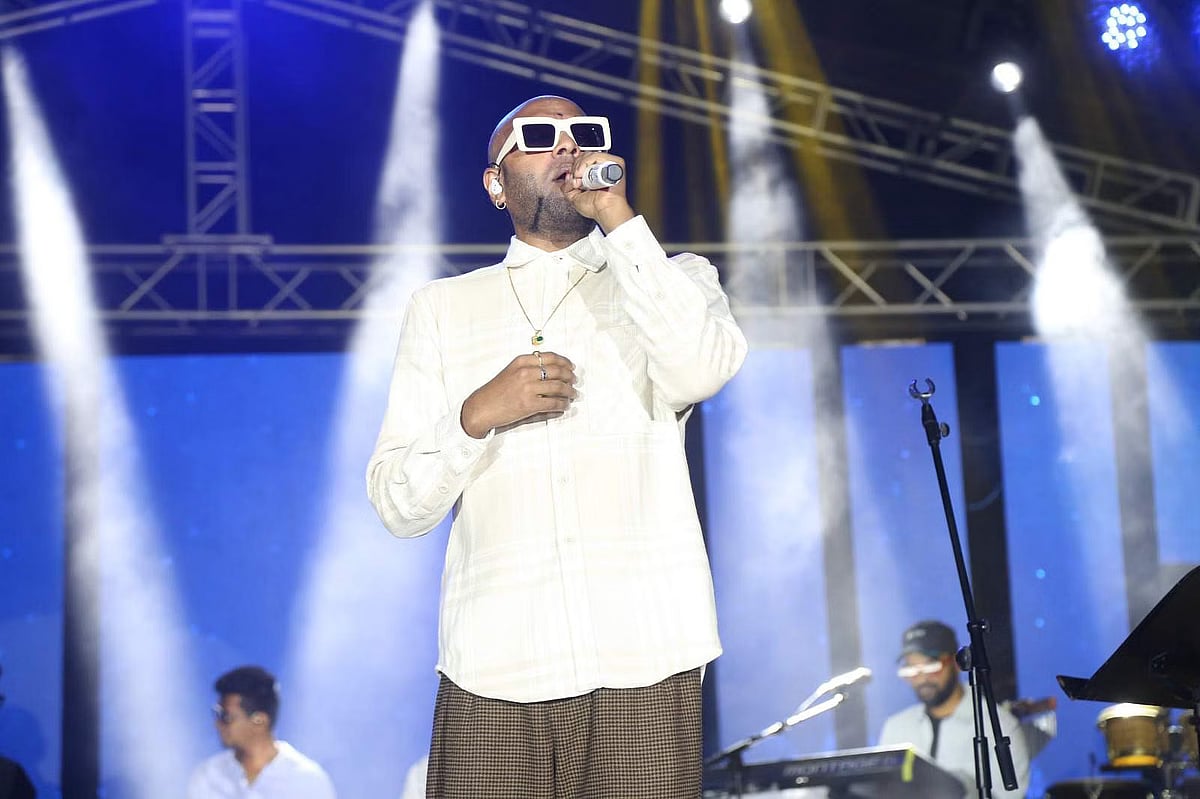 குஷியாக பாட்டு பாடிக்கொண்டிருந்த பென்னி தயாள்: சட்டென்று பின் தலையில் மோதிய ட்ரோன் -அடுத்து என்ன நடந்தது?